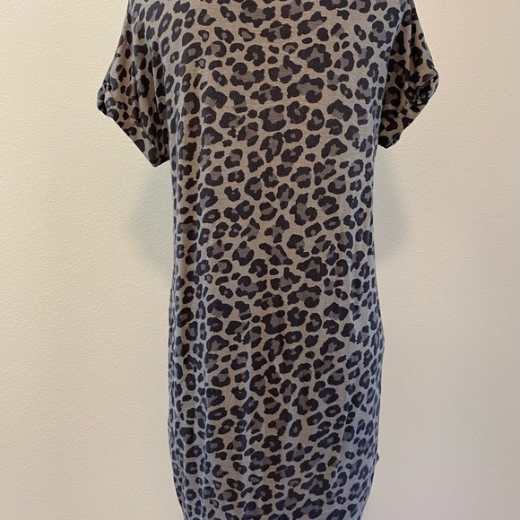 ANTISTAR~ Women’s Animal Print T- Shirt Dress V-Neck Loose fitting Rolled sleeve - Picture 4 of 7